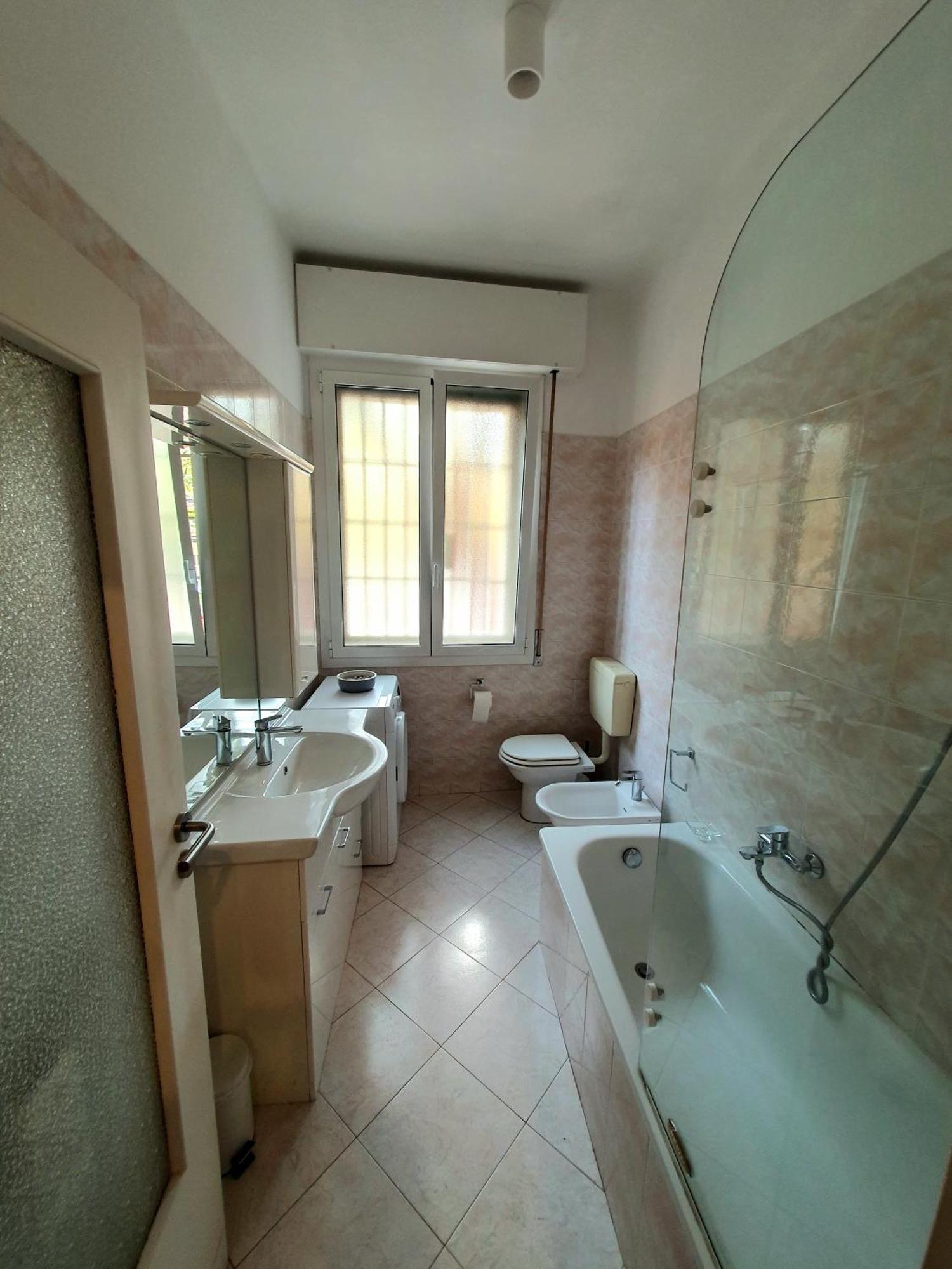 Spacious Three-Room Apartment In Saragozza Болонья Экстерьер фото