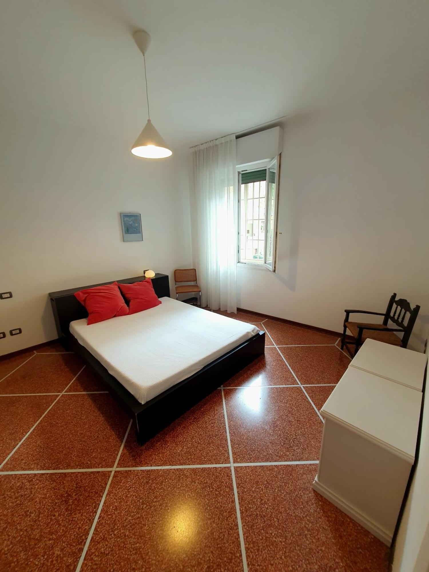Spacious Three-Room Apartment In Saragozza Болонья Экстерьер фото