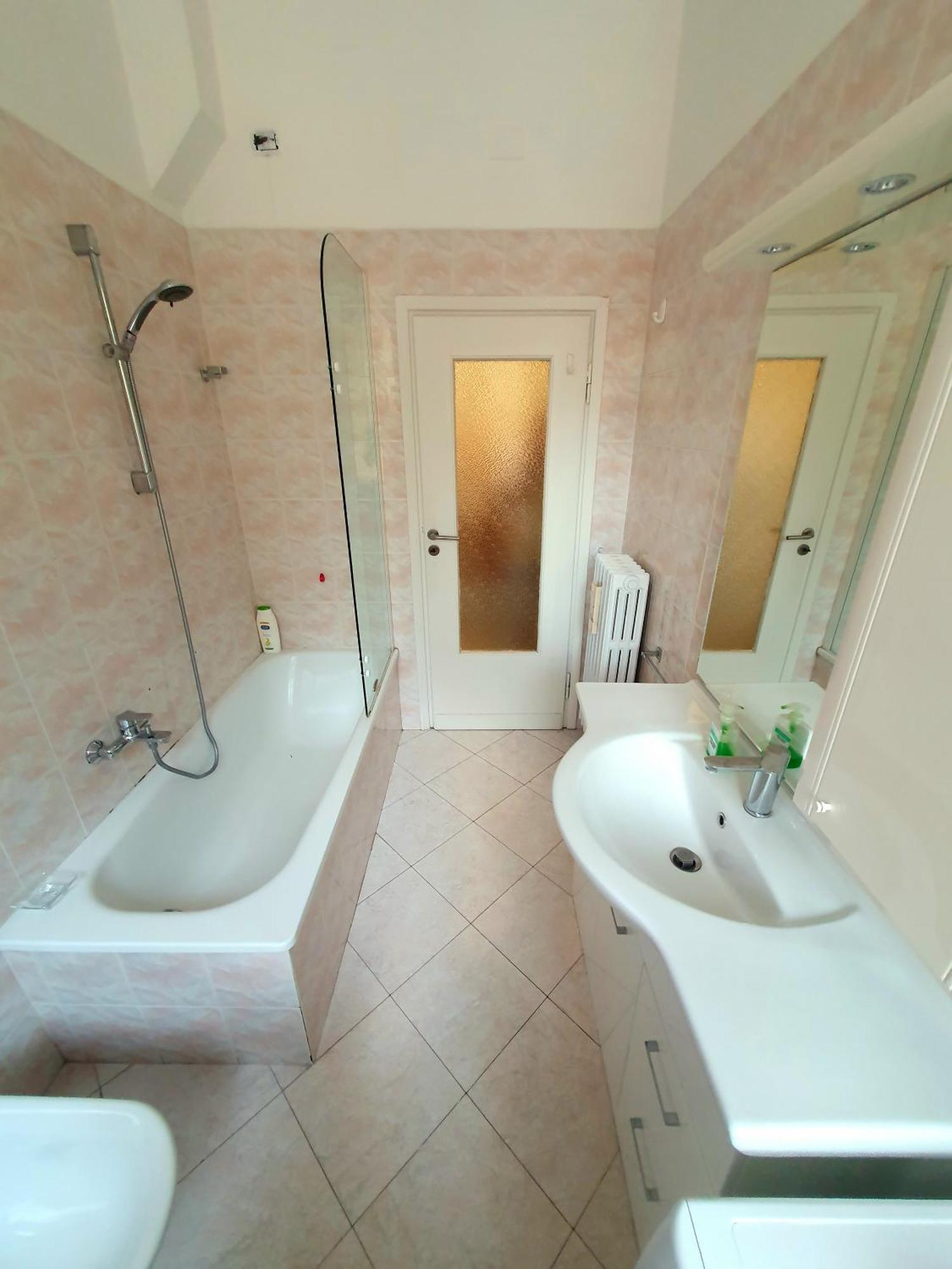 Spacious Three-Room Apartment In Saragozza Болонья Экстерьер фото